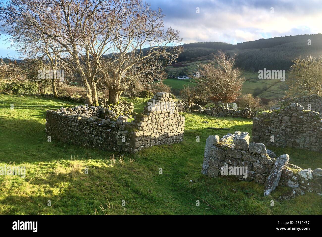 Ruines de petits bâtiments anciens en pierre le long de la route près de la montagne Glendoo, comté de Dublin, Irlande. Ruines historiques Banque D'Images