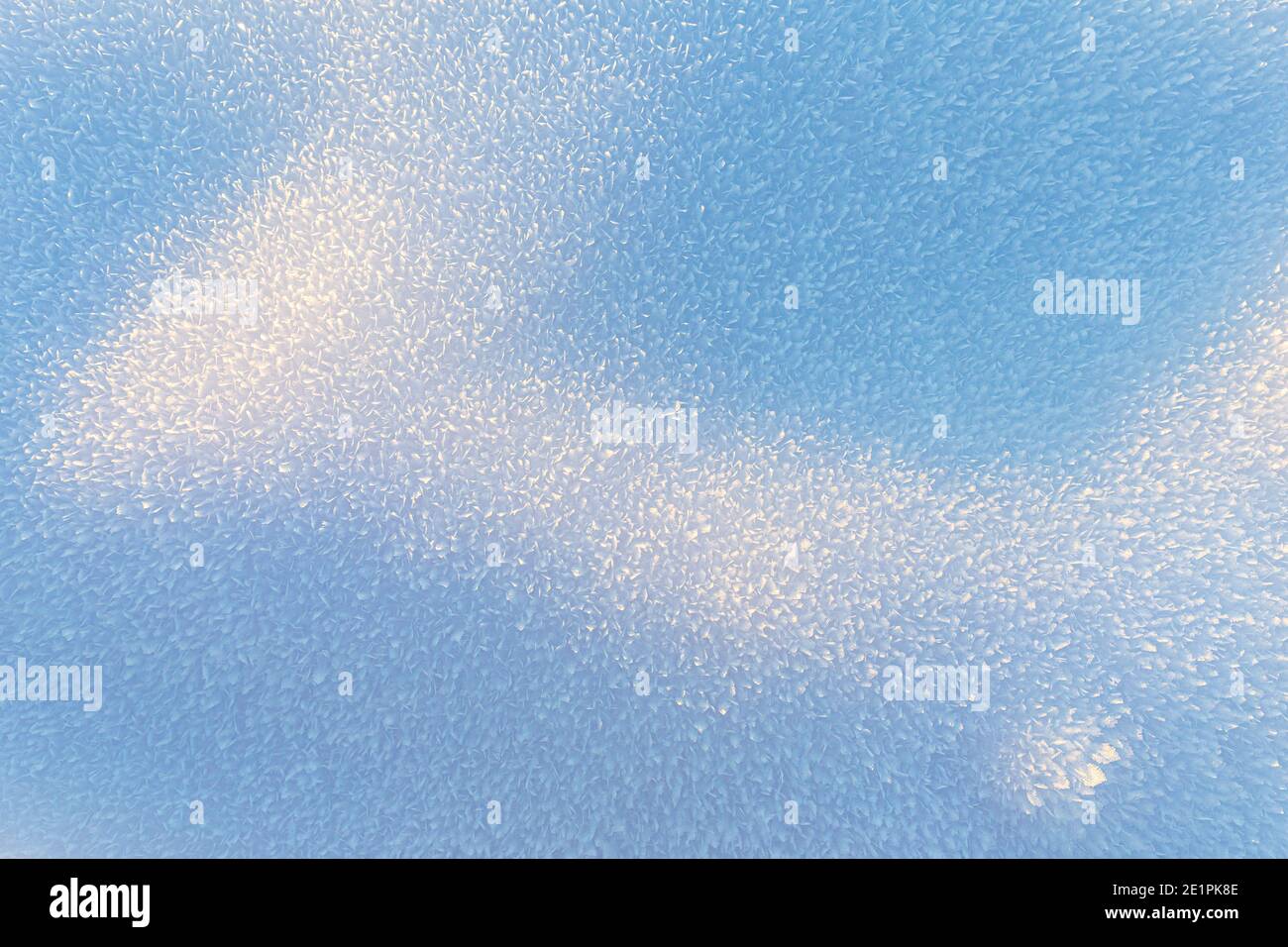 Magnifique gradient, fond naturel d'hiver de glace et de cristaux de neige illuminés par le soleil. Banque D'Images