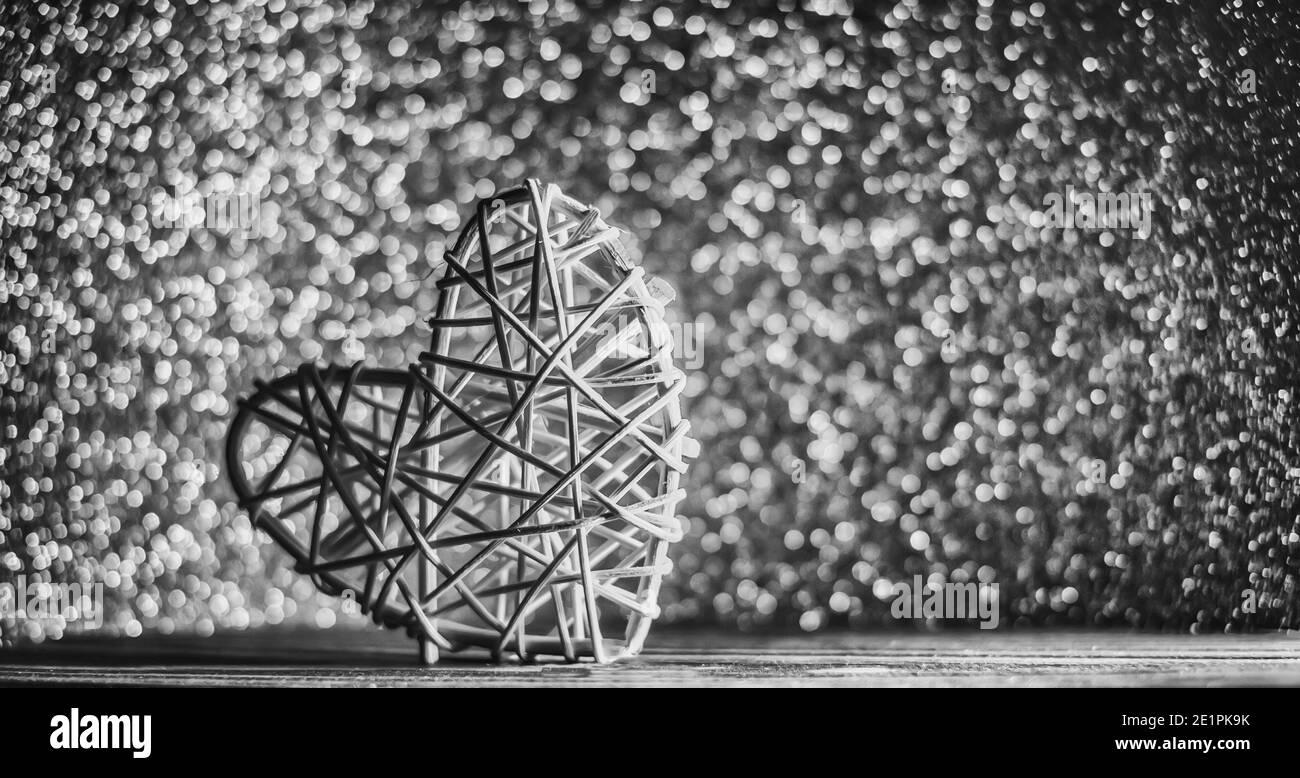 Coeur conceptuel sur fond pailleté de lumières diffusées sur fond de Saint-Valentin. Banque D'Images