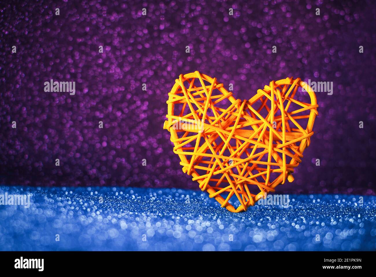 Coeur conceptuel sur fond pailleté de lumières diffusées sur fond de Saint-Valentin. Banque D'Images