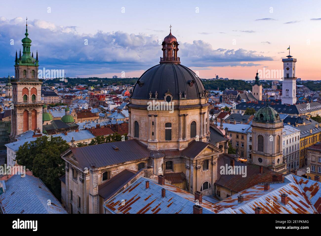 Lviv, Ukraine - 2020: Vue aérienne de l'église dominicaine et de l'église de la Dormition à Lviv, Ukraine de drone Banque D'Images