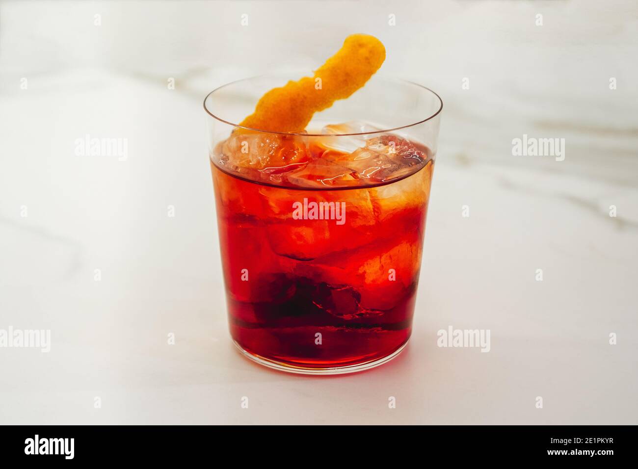 Negroni Cockteil avec une torsion d'orange dans un gobelet, fait de Gin, Vermouth rouge et amer Banque D'Images