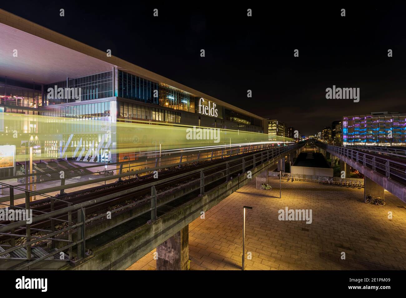 Un métro passant par le centre commercial Fields de Copenhague Banque D'Images