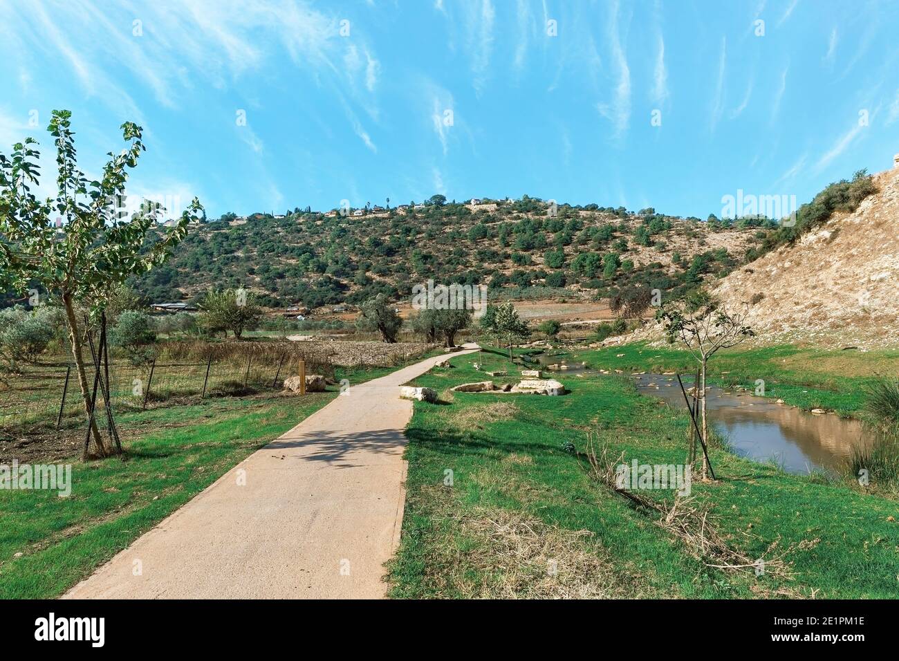 sentier de randonnée le long de la rivière sur le fond d'un Beau ciel en Israël Banque D'Images