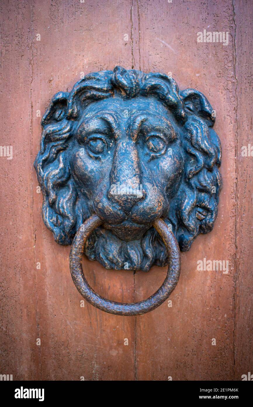 Un ancien knocker de porte en forme de lion prenez la direction d'une porte en bois Banque D'Images
