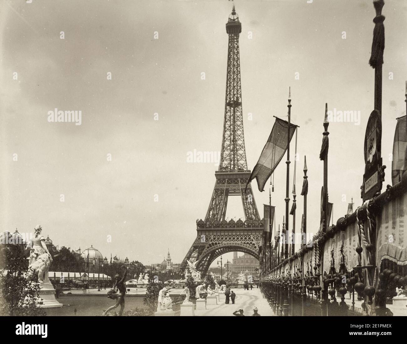 Photographie vintage du 1900 siècle : la Tour Eiffel de Paris, récemment achevée et vue à l'époque de l'exposition universelle. L'exposition universelle de 1900, mieux connue en anglais sous le nom d'exposition de Paris de 1900, a été une foire mondiale qui s'est tenue à Paris, en France, du 14 avril au 12 novembre 1900, pour célébrer les réalisations du siècle passé et accélérer le développement du prochain. Banque D'Images