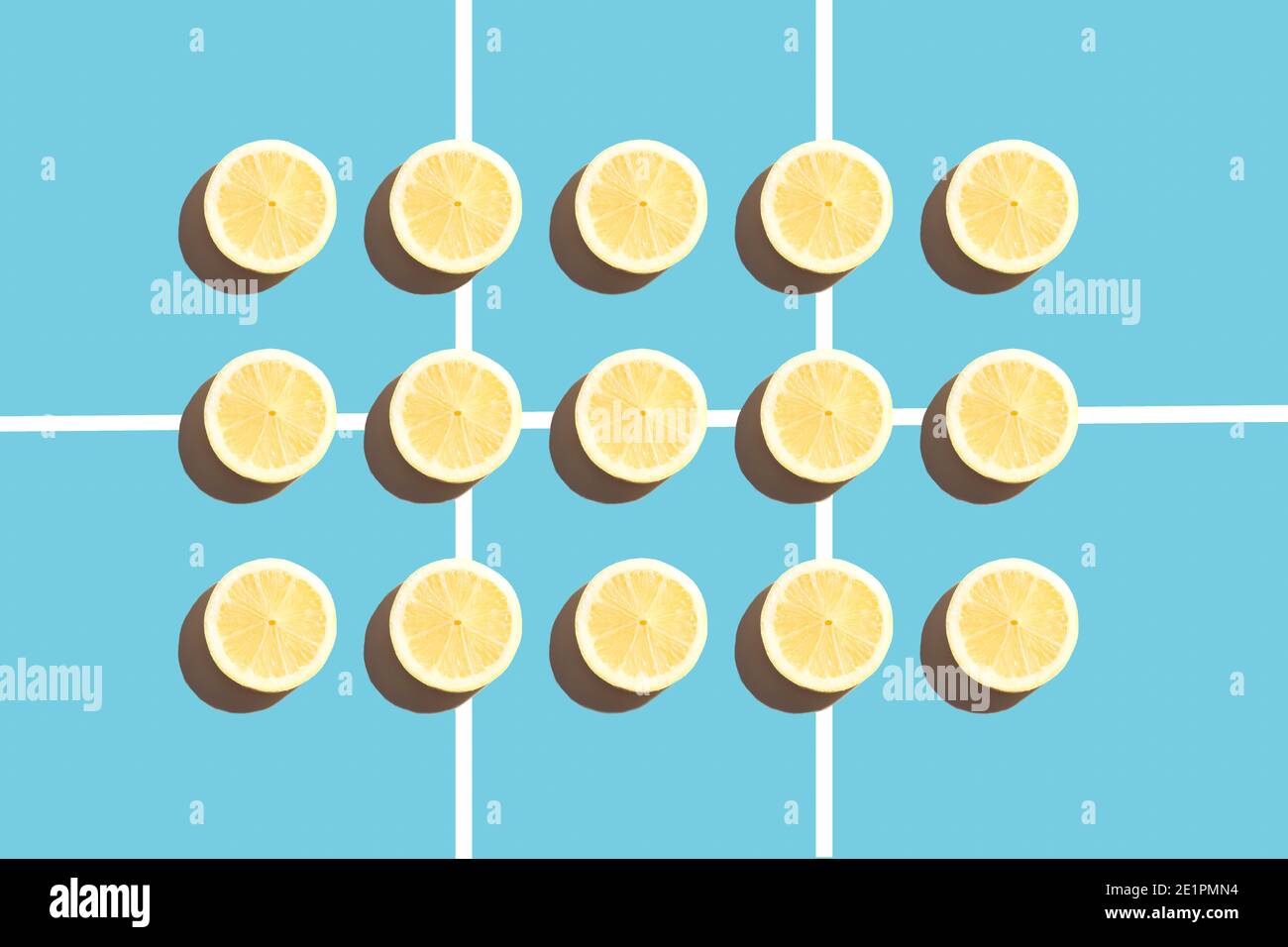 Composition symétrique des tranches de citron sur fond bleu. Vue de dessus. Banque D'Images
