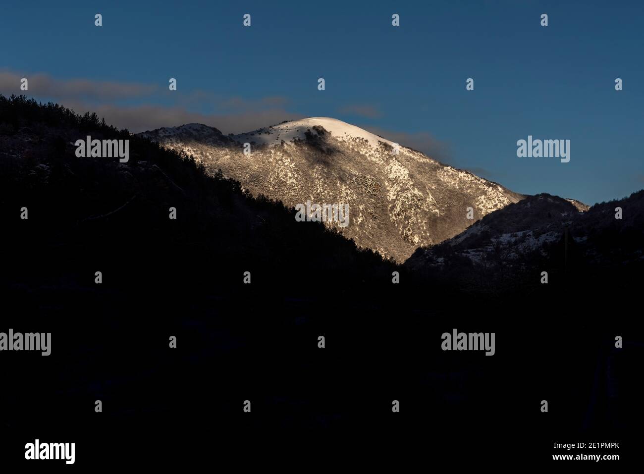 Paysage d'hiver avec les montagnes des Abruzzes Lazio et le parc national Molise couvert de neige. Abruzzes, Italie, Europe Banque D'Images