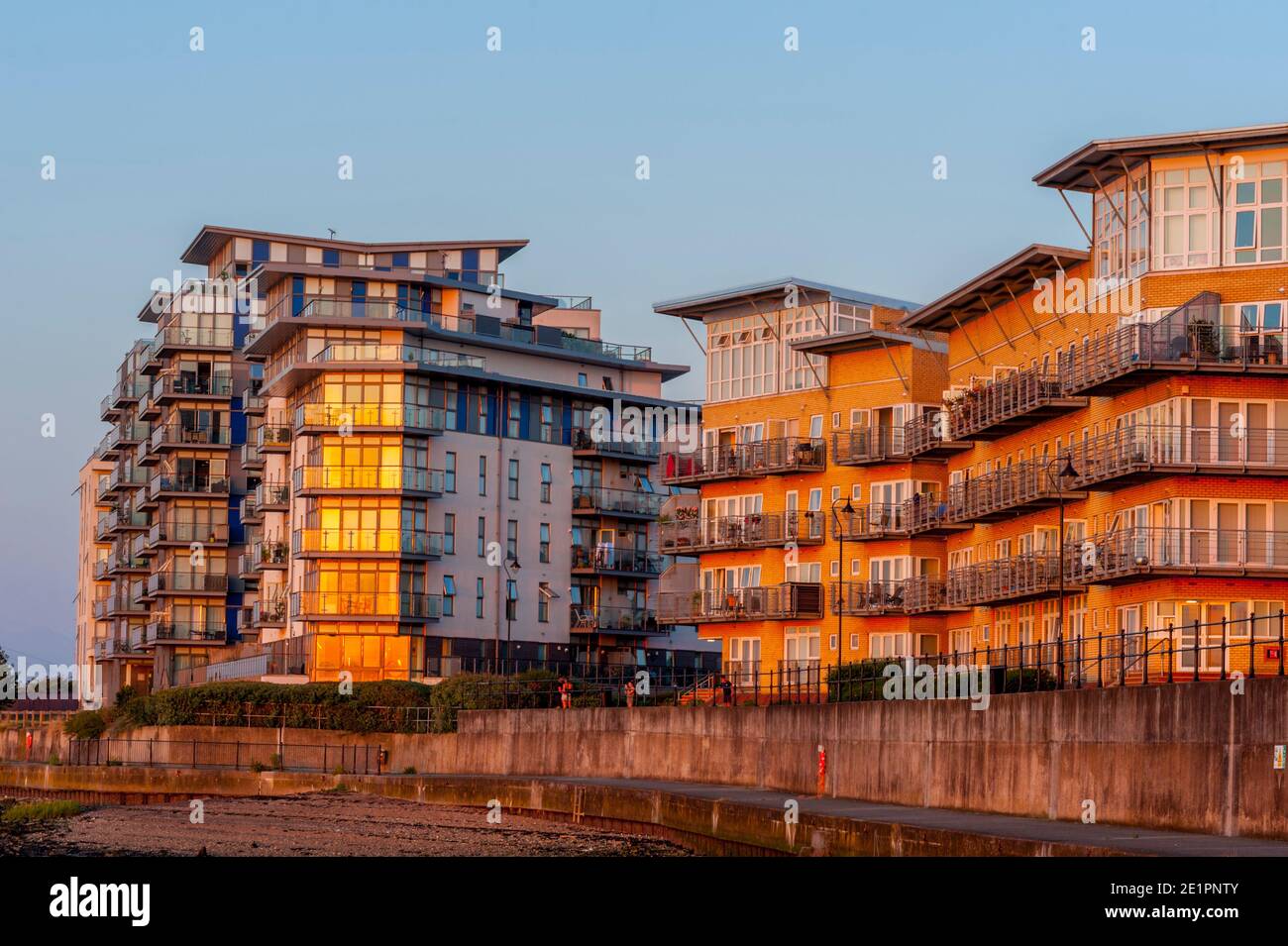 Riverside appartements à infiltrations Park Greenhythe au coucher du soleil Banque D'Images