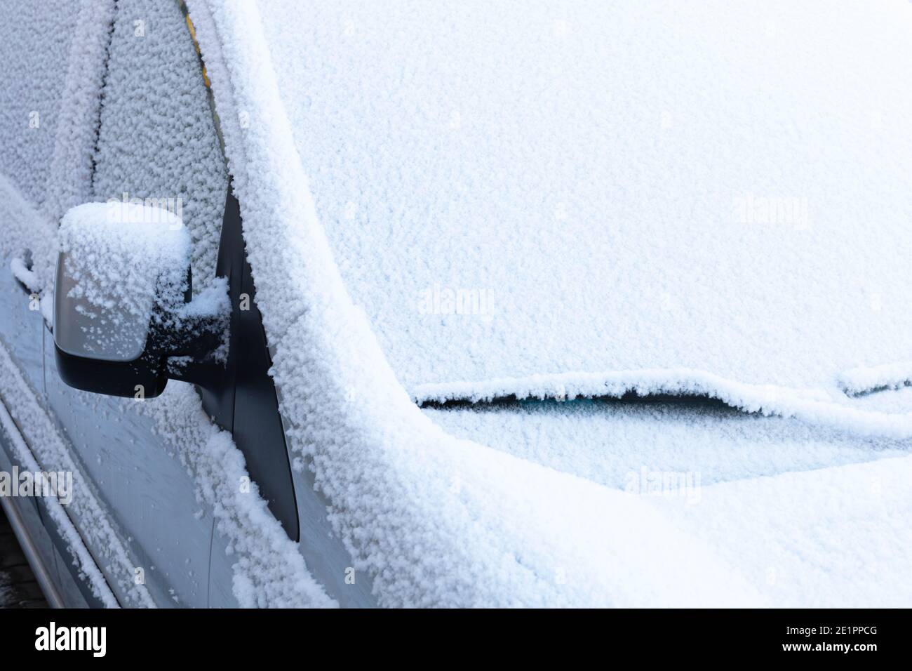 voiture enneigée par temps froid d'hiver avec neige espace de copie de concept Banque D'Images