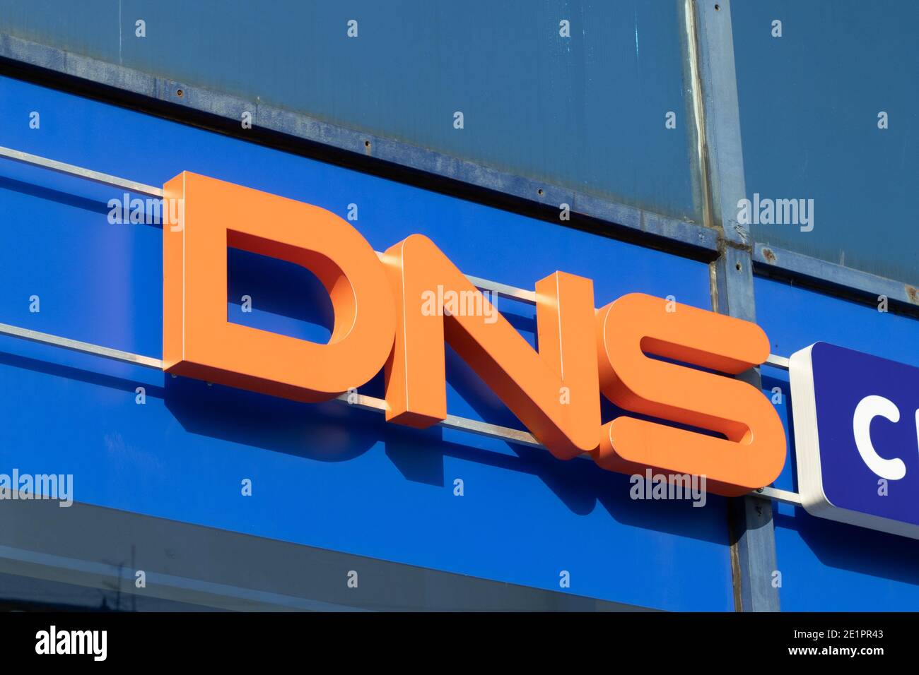 Moscou, Russie - 5 décembre 2020 : gros plan du logo du magasin DNS, Editorial. Banque D'Images