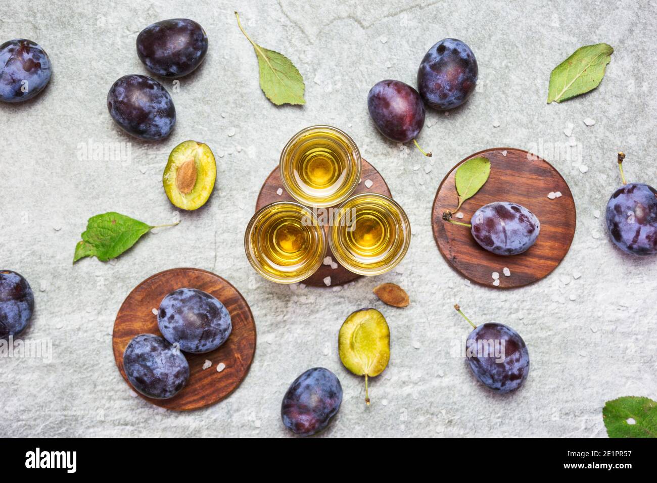 Le rakija, le raki ou le rakia est un cognac de boisson alcoolisée des Balkans à base de fruits fermentés. Prunier rakia sur la table grise Sone, vue de dessus. Banque D'Images