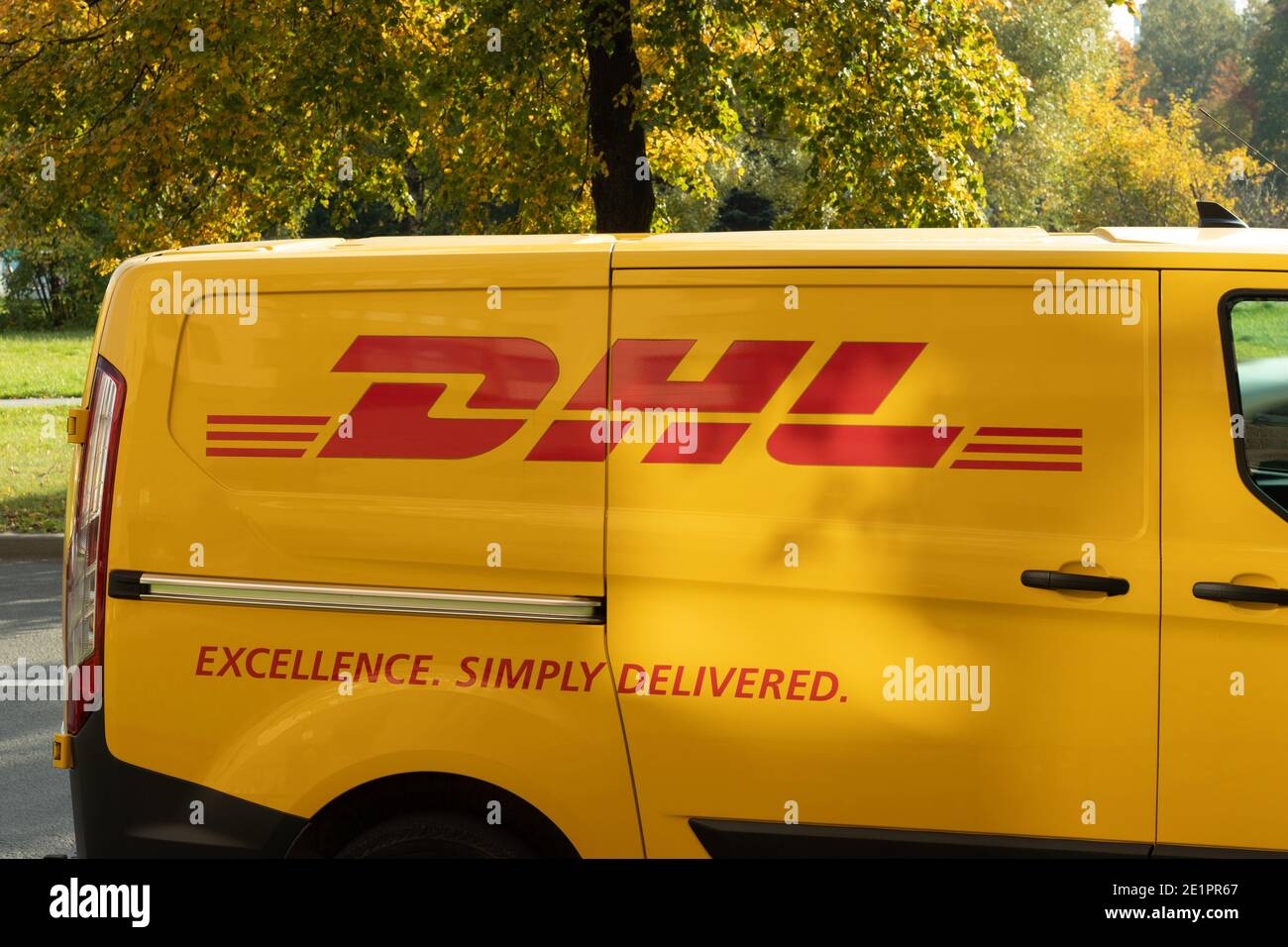 Moscou, Russie - 5 décembre 2020 : DHL Delivery Company car Outdoor, logo dhl, Editorial. Banque D'Images
