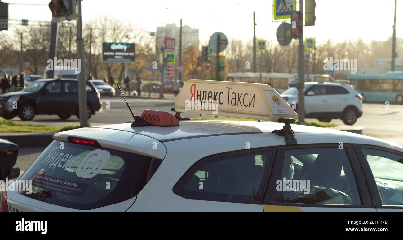 Moscou, Russie - 5 décembre 2020 : voiture de taxi Yandex avec logo dans la rue, Editorial. Banque D'Images