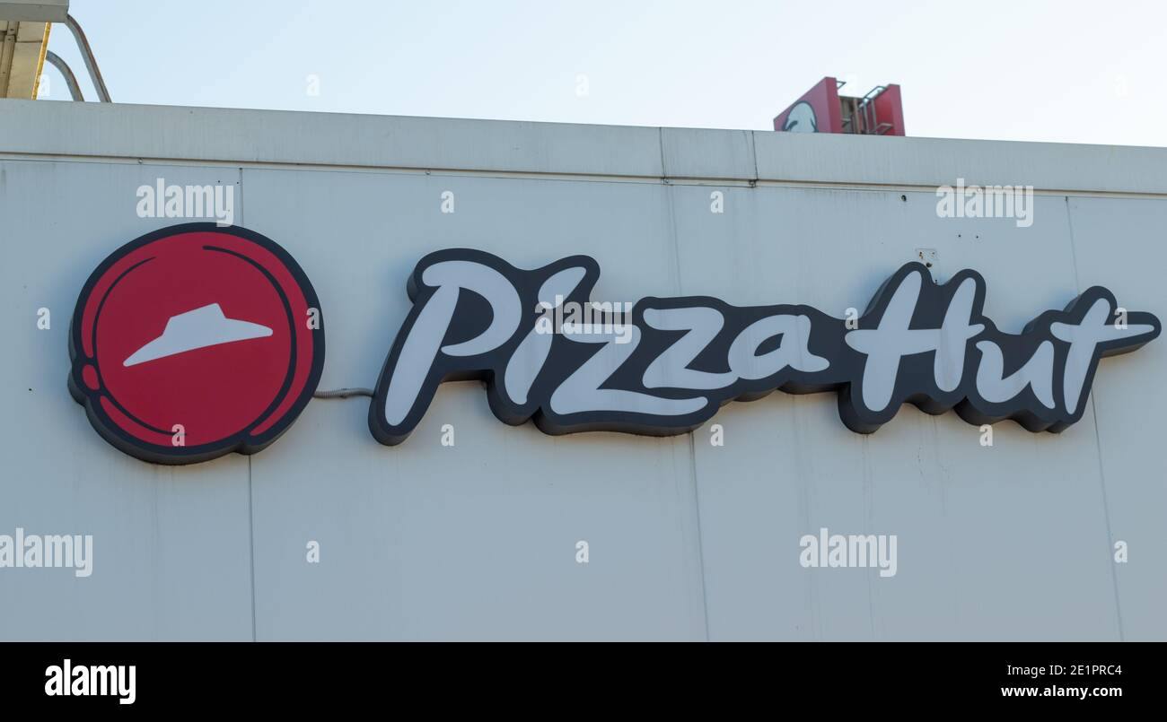 Moscou, Russie - 5 décembre 2020 : gros plan du logo de la compagnie de restaurant Pizza Hut, Editorial. Banque D'Images