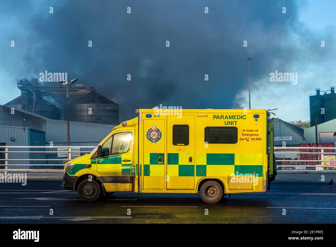 Ringaskiddy, Cork, Irlande. 9 janvier 2021. Un incendie majeur dans le port de Cork, Ringaskiddy, a été maîtrisé. L'incendie aurait commencé dans une installation d'alimentation animale à R&H Hall. Aucune blessure n'a été signalée. Crédit : AG News/Alay Live News Banque D'Images