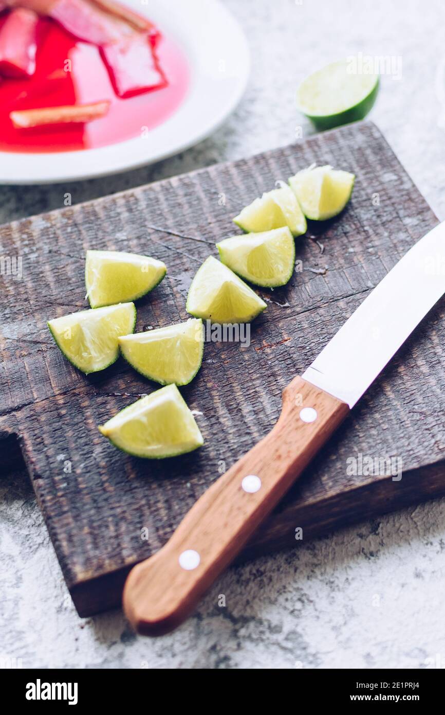 Processus de fabrication du mojito cocktail avec rhubarbe pochée. Boisson rafraîchissante d'été avec rhubarbe, citron vert et menthe. Limonade à la rhubarbe. Banque D'Images