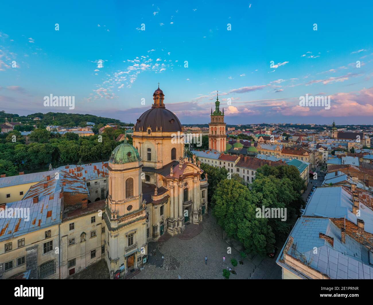 Lviv, Ukraine - 2020: Vue aérienne de l'église dominicaine et de l'église de la Dormition à Lviv, Ukraine de drone Banque D'Images