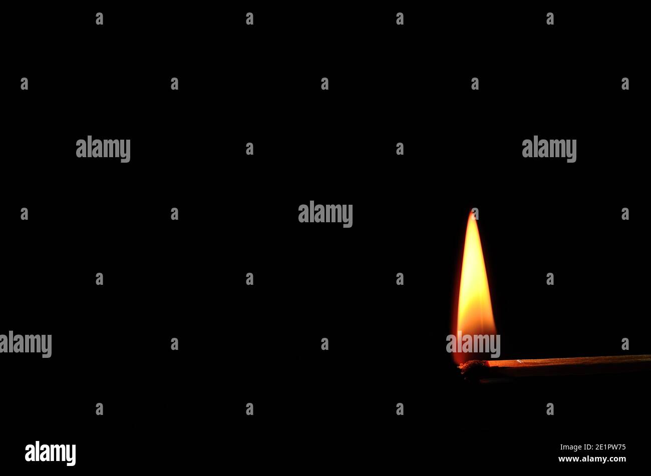 flamme de match silencieuse sur fond noir Banque D'Images