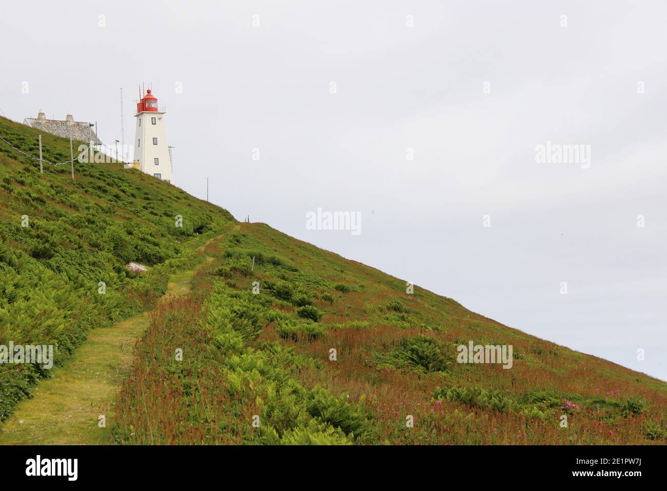 Phare sur une colline abrupte. Banque D'Images