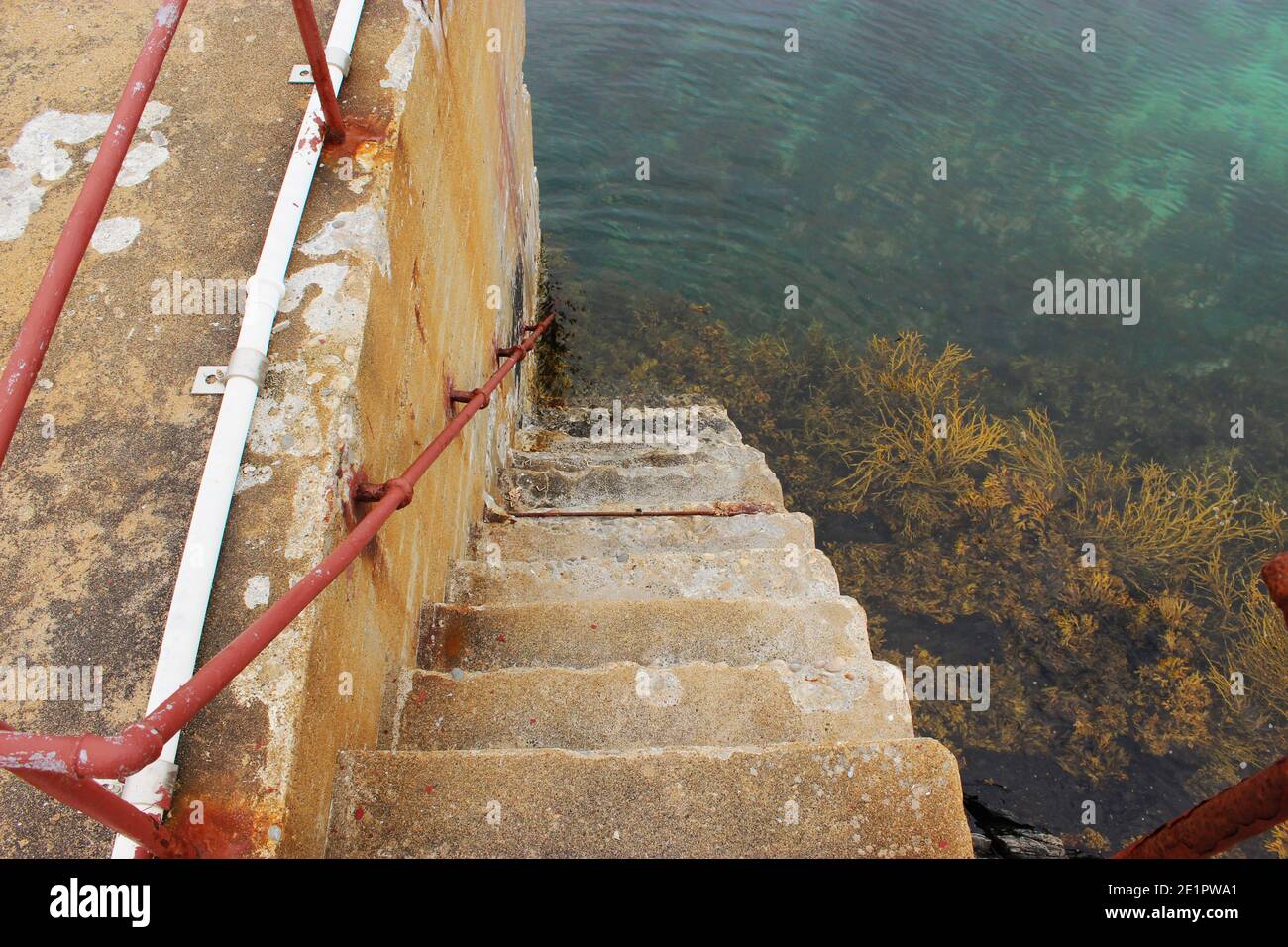 Escalier descendant jusqu'à l'eau bleue Banque D'Images