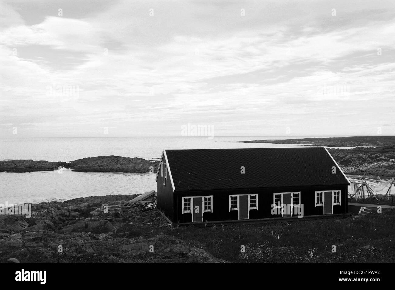 Maison au bord de l'eau dans un village norvégien en été Banque D'Images