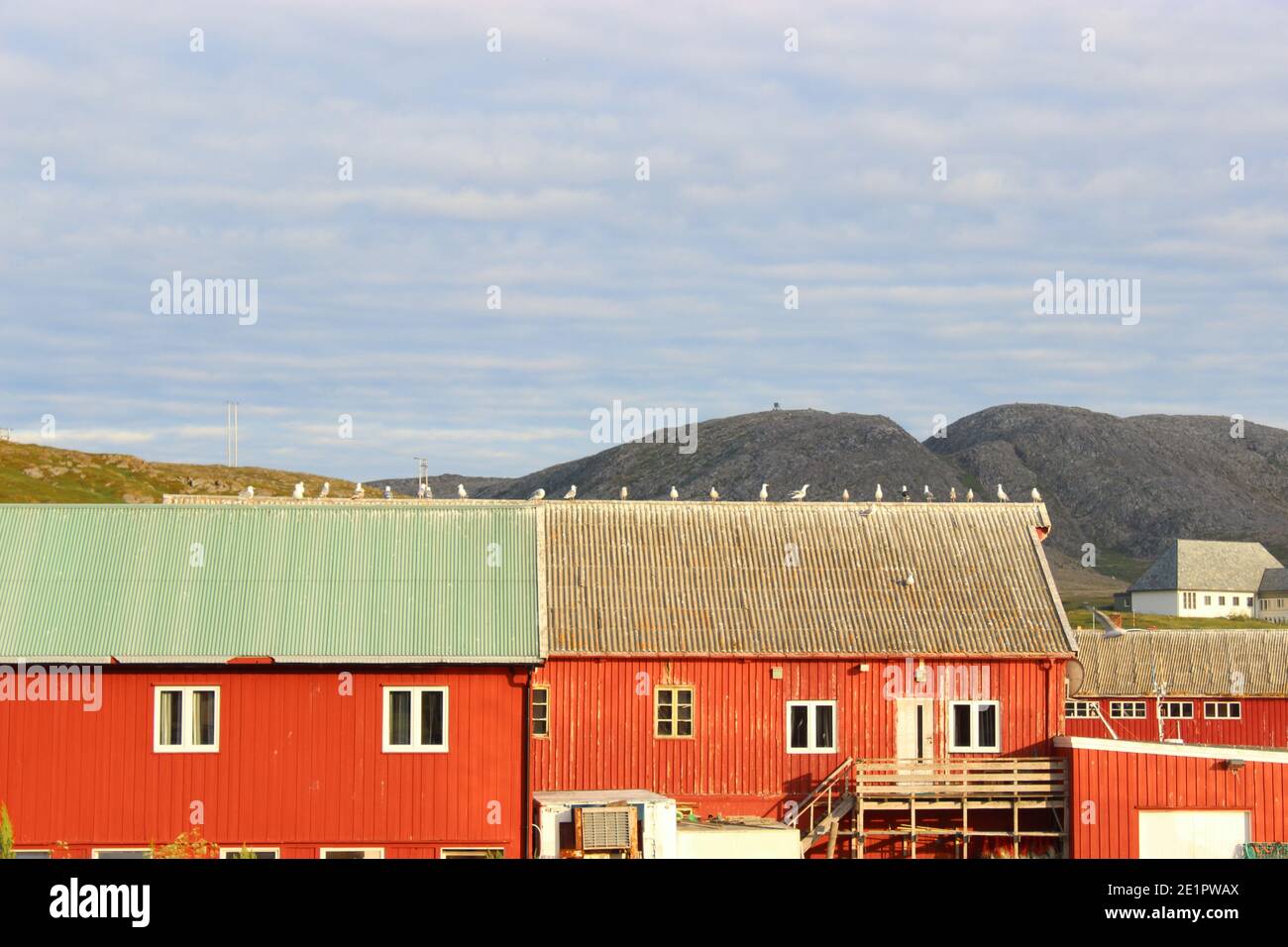 Maison au bord de l'eau dans un village norvégien en été Banque D'Images