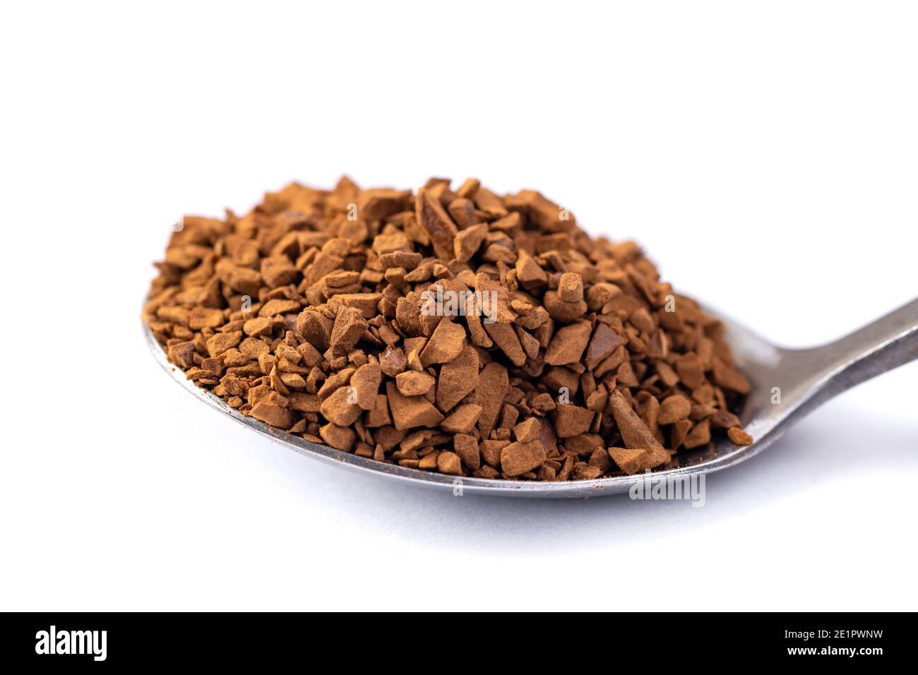 Lyophilisation du café. Cuillère en métal avec café instantané granulé gros  plan sur fond blanc Photo Stock - Alamy