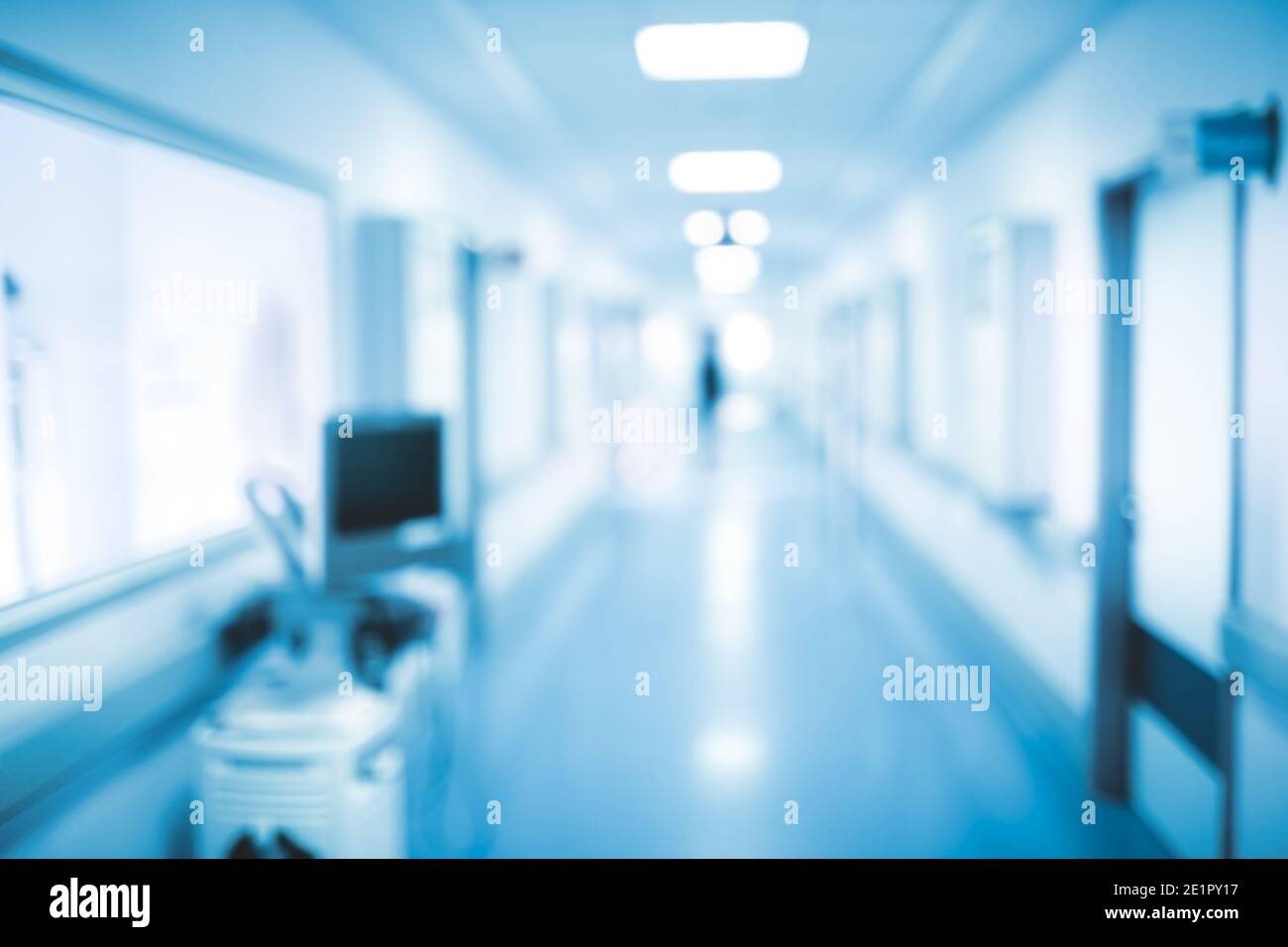 Silhouette sombre marchant dans le hall de l'hôpital, arrière-plan non focalisé. Banque D'Images