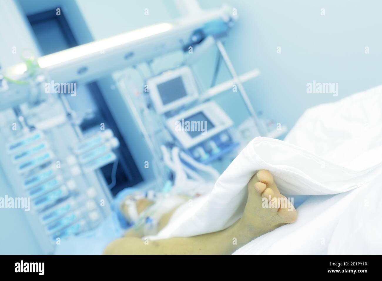 Patient gravement malade dans le lit d'hôpital. Banque D'Images