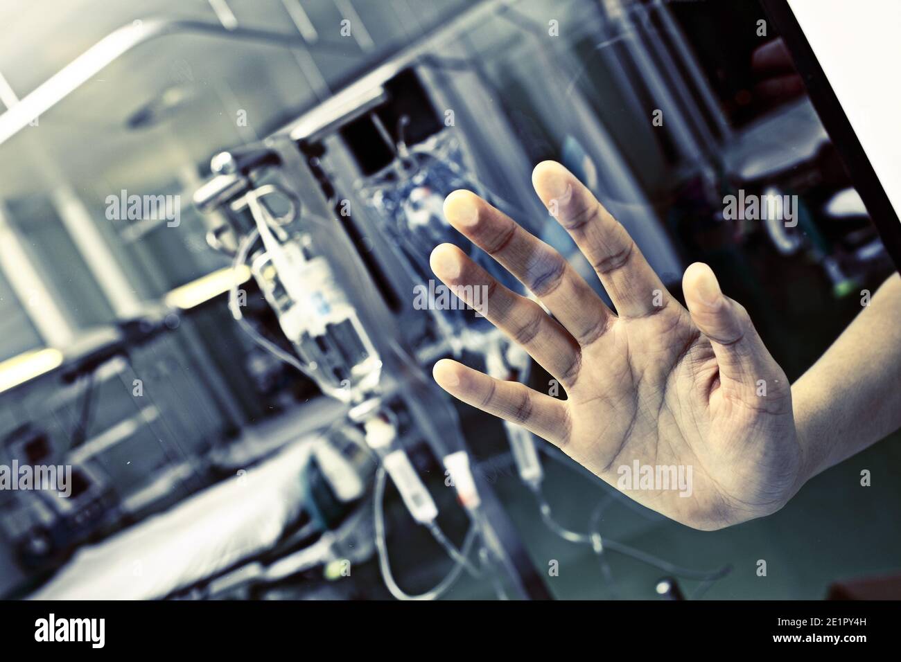 Le patient à l'hôpital a appuyé sa main sur le verre pour demander de l'aide. Banque D'Images