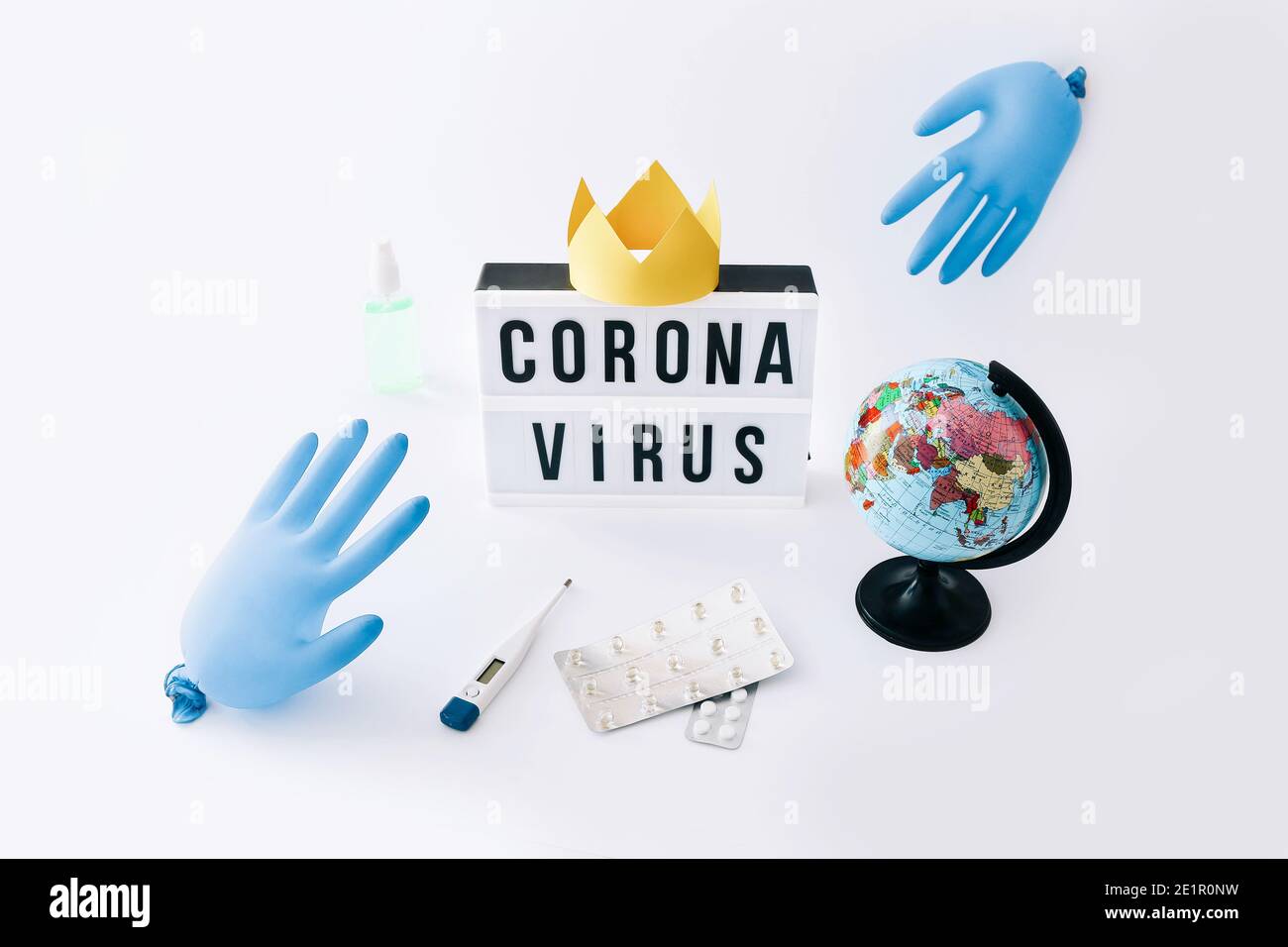 Covid-19 pandémie mondiale du virus corona. Visionneuse avec texte, ballons avec gants et globe sur fond clair. Banque D'Images