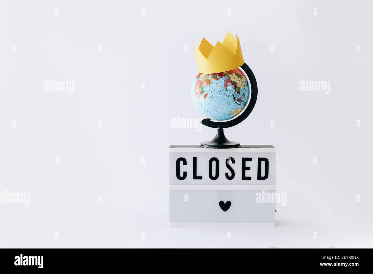 Concept de verrouillage, Covid 19. Texte affiché dans la visionneuse et dans le globe avec couronne, arrière-plan clair. Banque D'Images