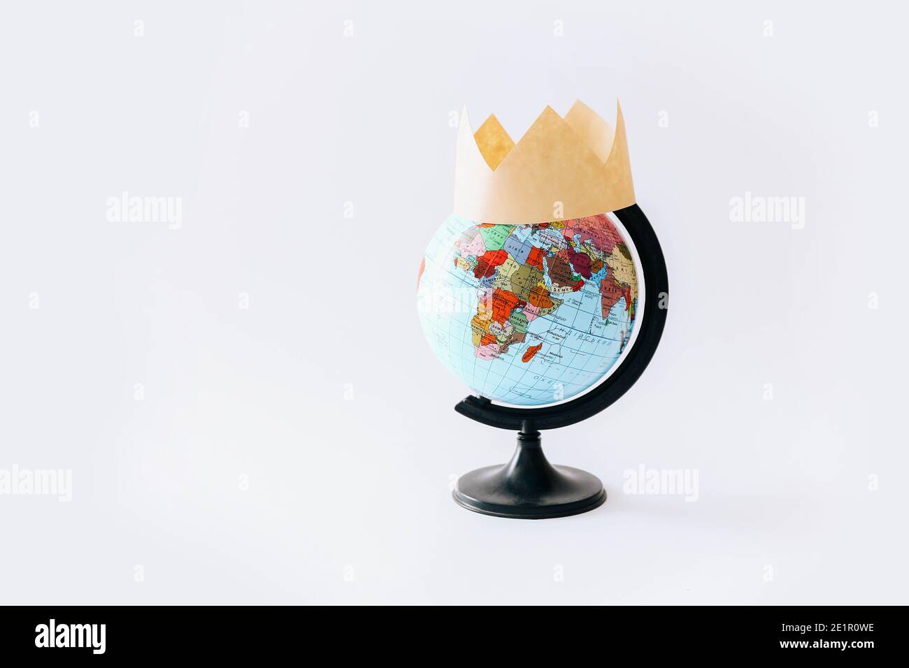 Concept de Covid 19. Un globe avec couronne sur lui, arrière-plan clair. Banque D'Images