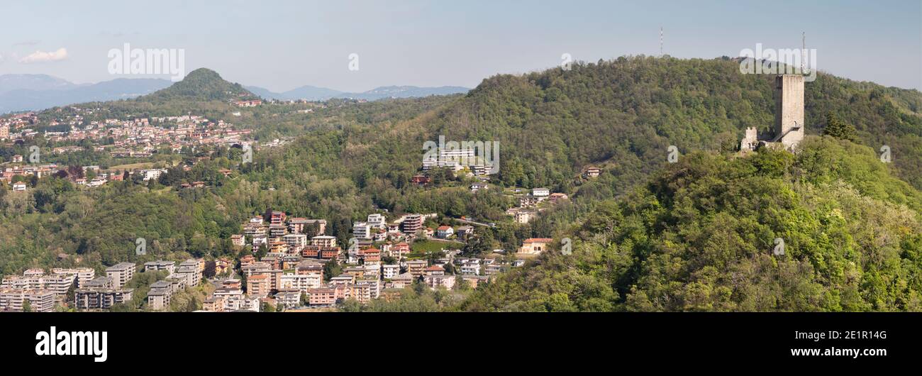 Como - Le château Baradello Cestello et la ville entre les montagnes. Banque D'Images