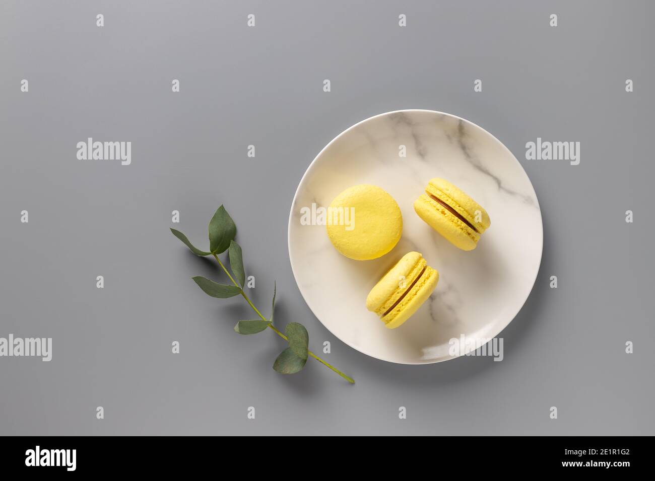 Couleur de l'année 2021. Macarons français doux sur l'assiette Banque D'Images