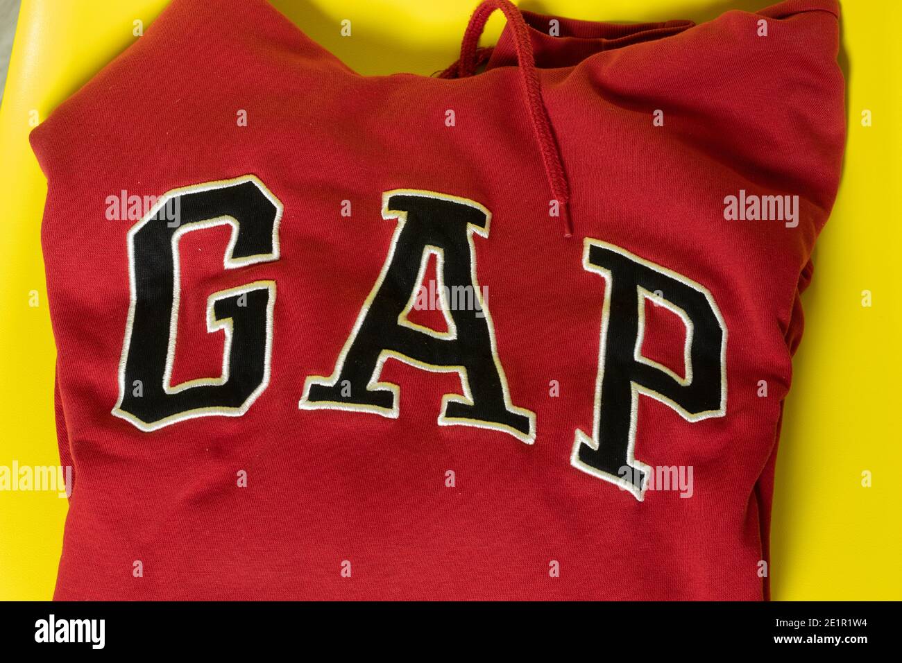 Moscou, Russie - 5 décembre 2020 : LOGO de LA SOCIÉTÉ DE vêtements GAP sur le sweat à capuche, Editorial. Banque D'Images