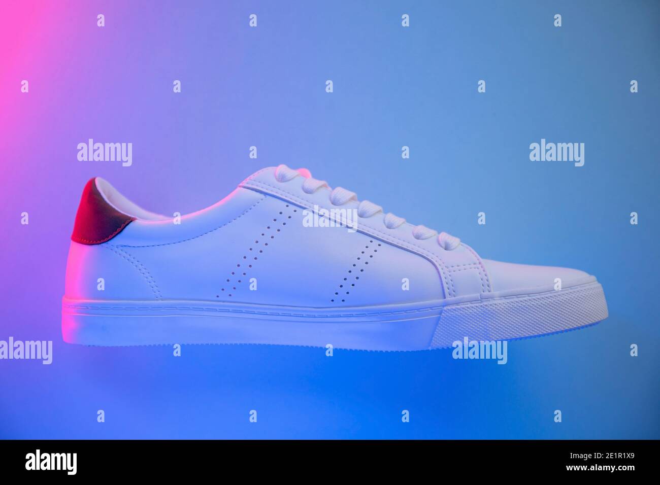 Sneaker sur fond de couleur, vue du dessus Banque D'Images