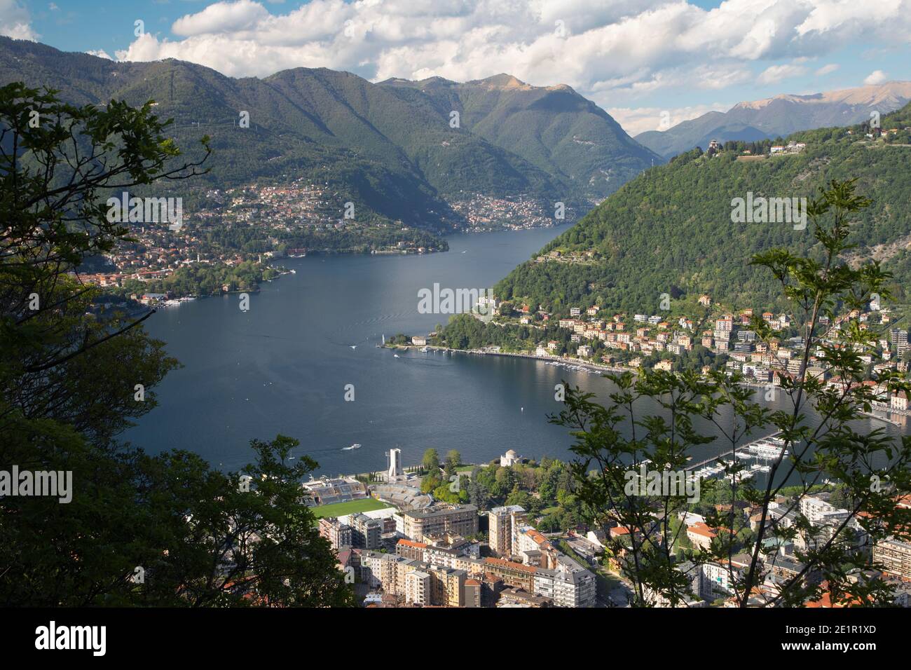 Côme - la ville et le lac de Côme sous les alpes. Banque D'Images