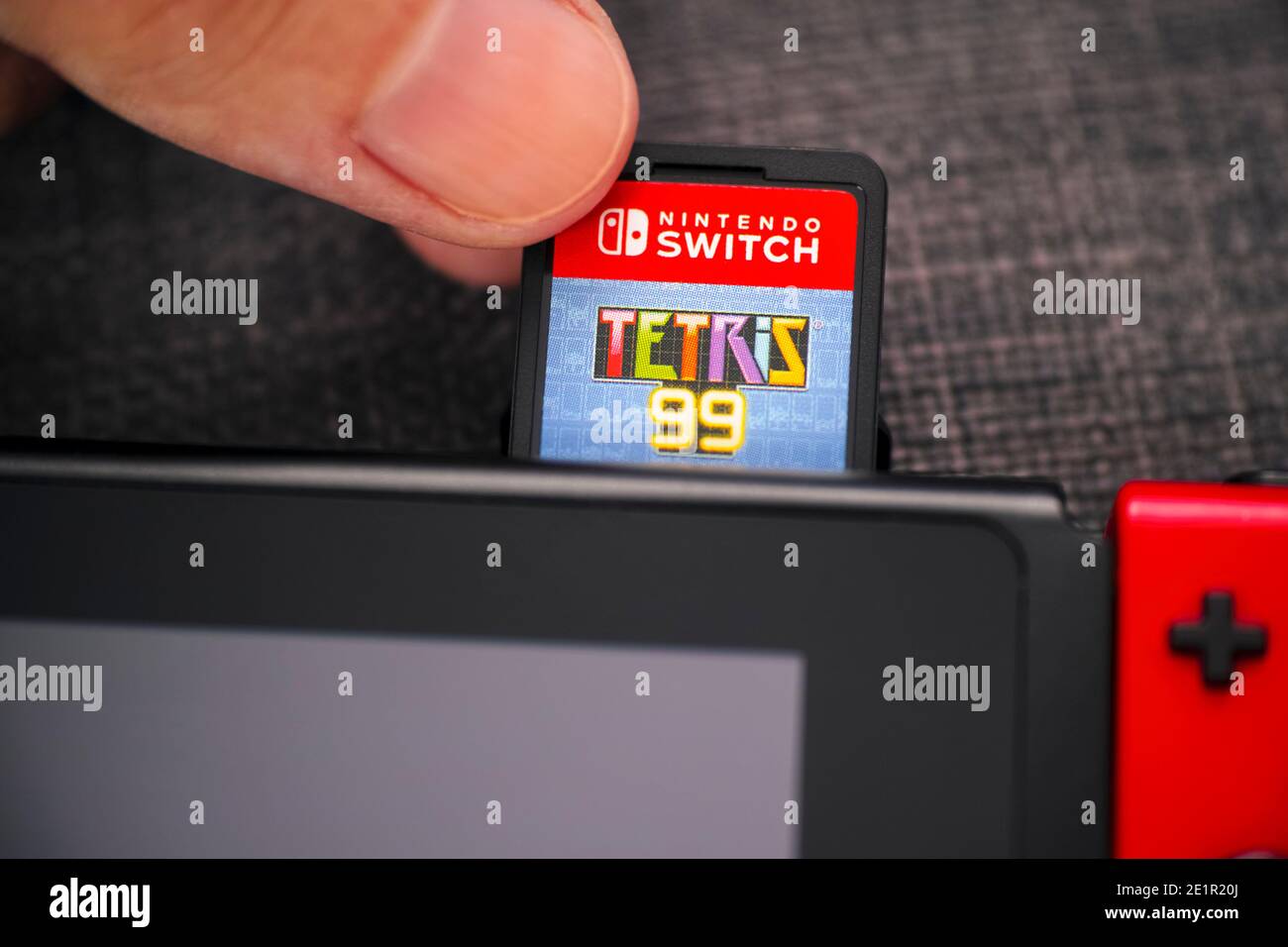Tambov, Fédération de Russie - 01 janvier 2021 des doigts d'homme insérant  la cartouche de jeu vidéo Tetris 99 dans la console de jeu vidéo Nintendo  Switch. Fermer Photo Stock - Alamy