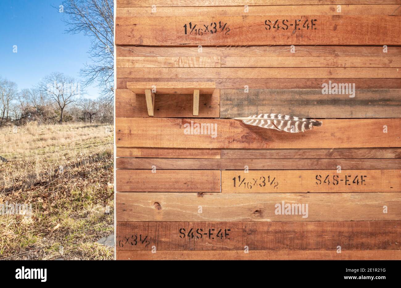 Une section d'un ancien mur intérieur en bois et un extérieur lumineux Banque D'Images