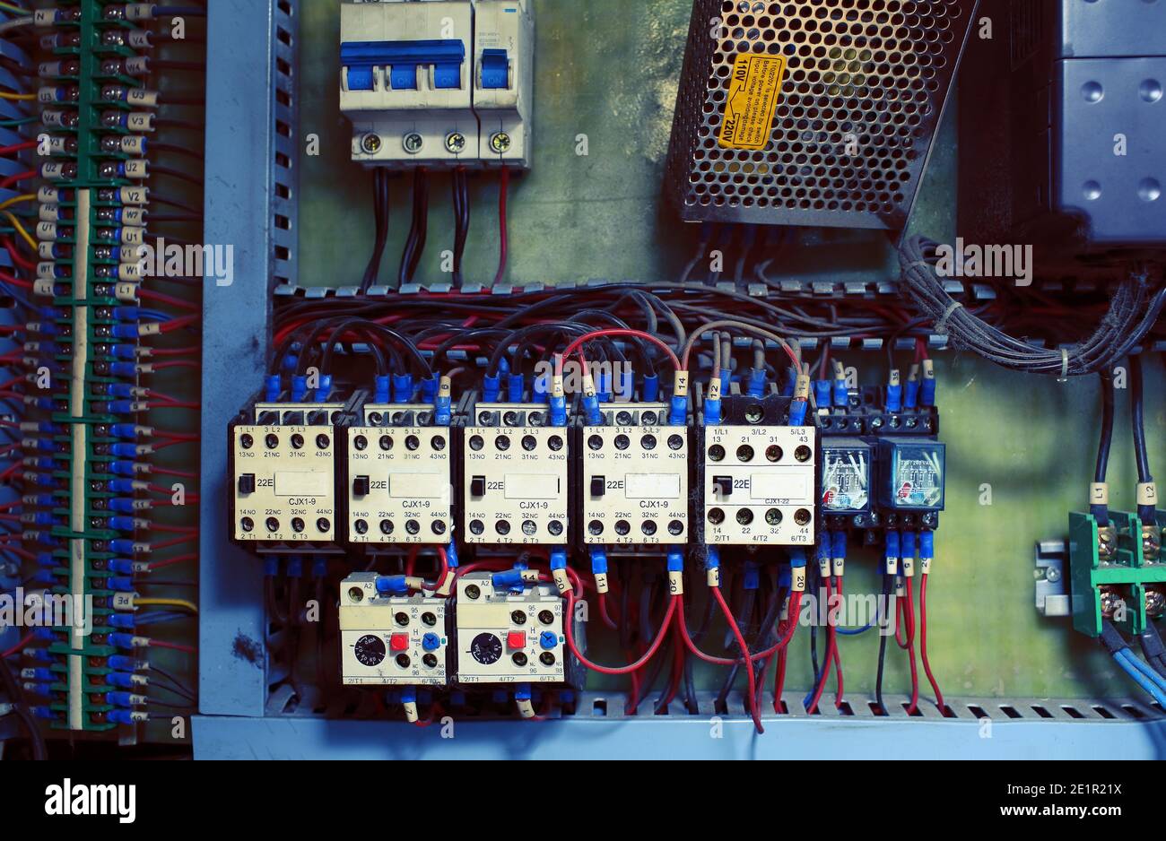 Ancien bloc de distribution électrique avec interrupteurs à couteau et fils, recouvert d'une couche épaisse de poussière. Banque D'Images