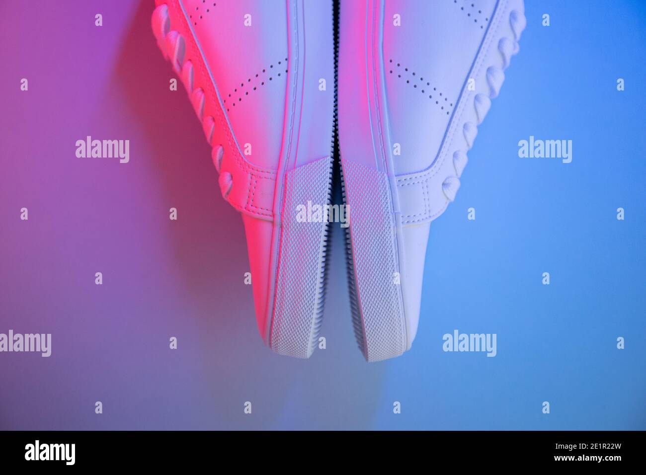 Paire de sneakers sur fond de couleur, vue du dessus Banque D'Images