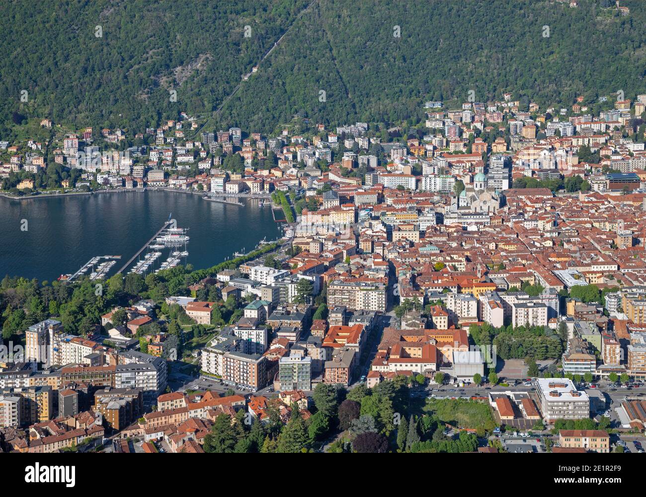 Côme - la ville et le lac de Côme sous les alpes. Banque D'Images