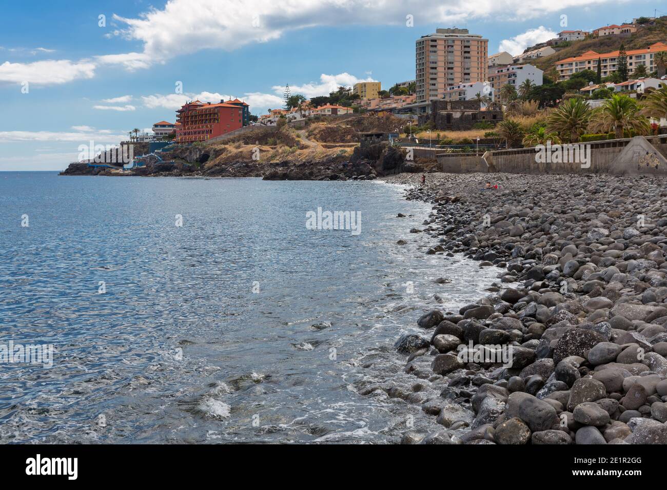 Rochers et galets plage près de Canico à l'île portugaise de Madère Banque D'Images