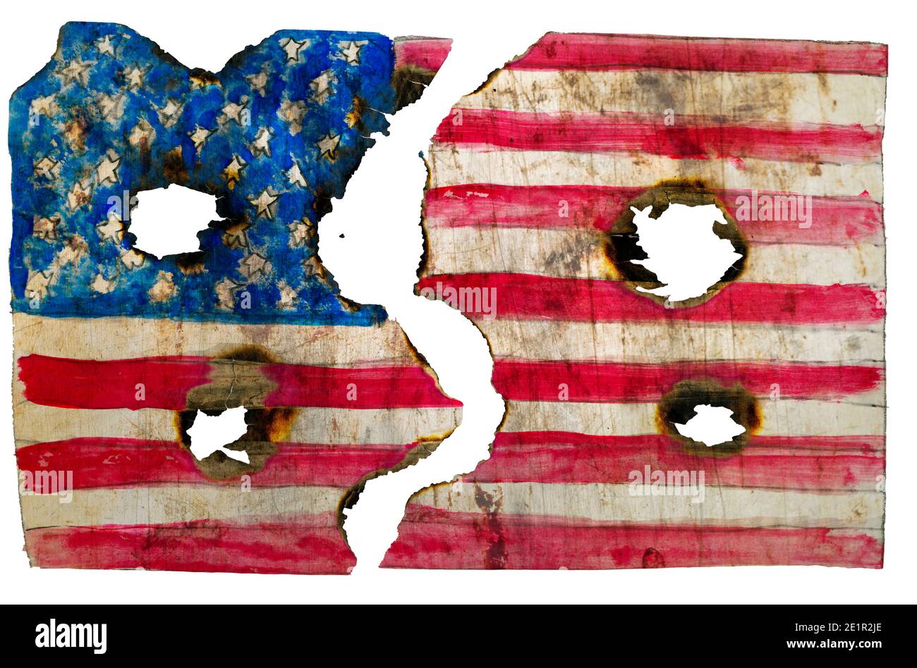 Drapeau américain grundy brûlé avec trous de balle, USA émeutes concept, isolé sur fond blanc Banque D'Images