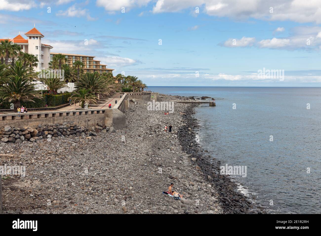 Rochers et galets plage près de Canico à l'île portugaise de Madère Banque D'Images
