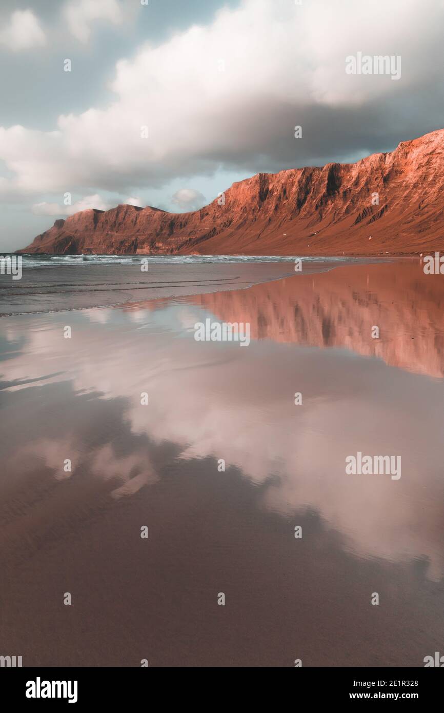 Plage de Famara au coucher du soleil à Lanzarote Banque D'Images