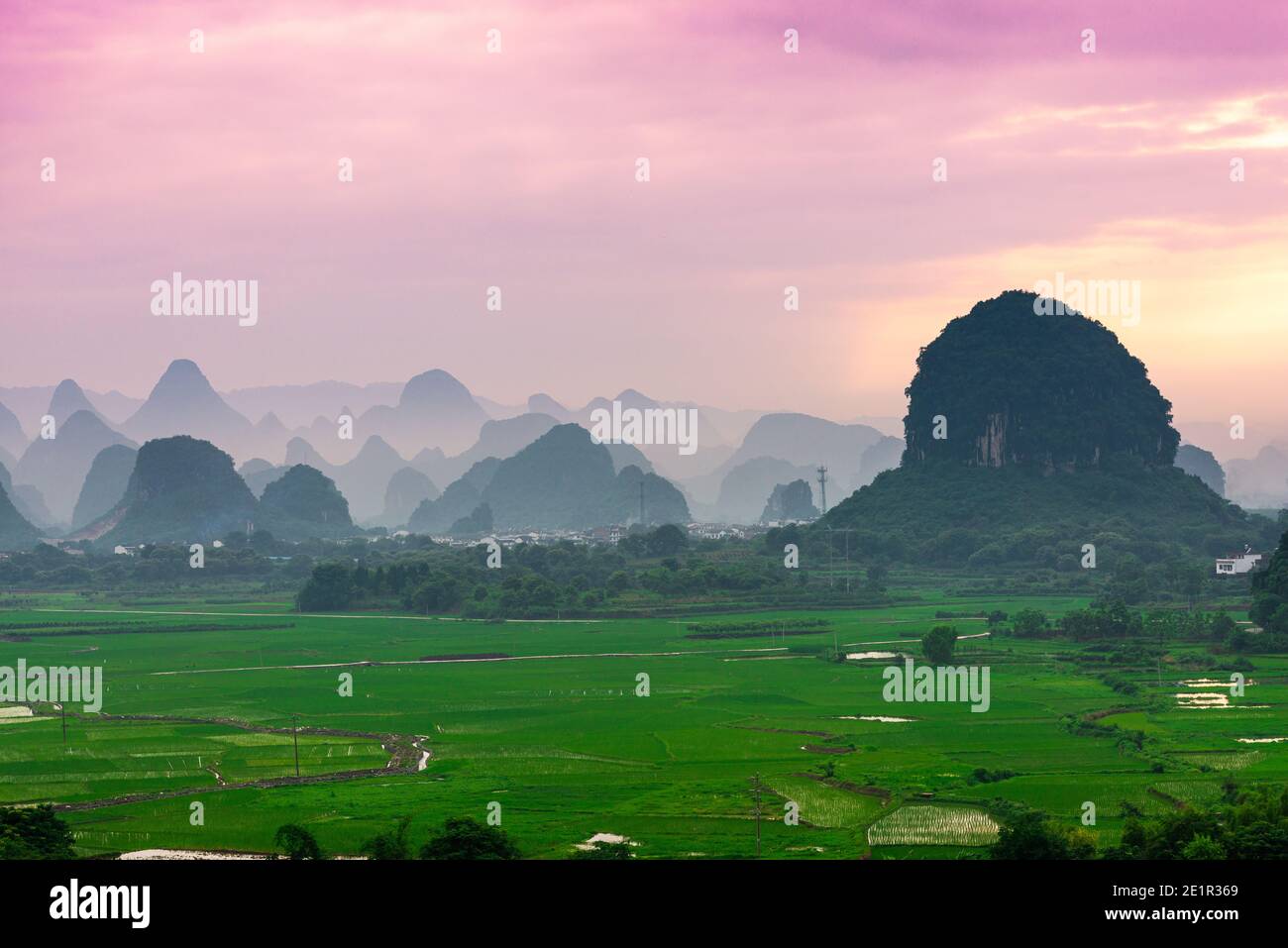 Guilin, Chine paysage montagne karstique au crépuscule. Banque D'Images