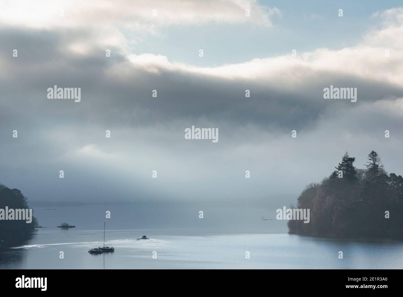 Image de paysage épique regardant à travers Derwentwater dans Lake District vers Catbells a enneigé la montagne avec un épais brouillard qui se balade dans la vallée Banque D'Images